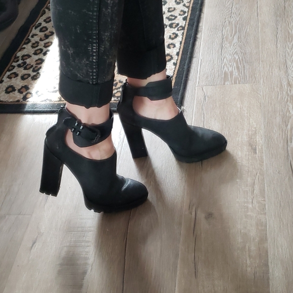 Kenneth Cole black distressed leather lugged heels - Picture 7 of 15